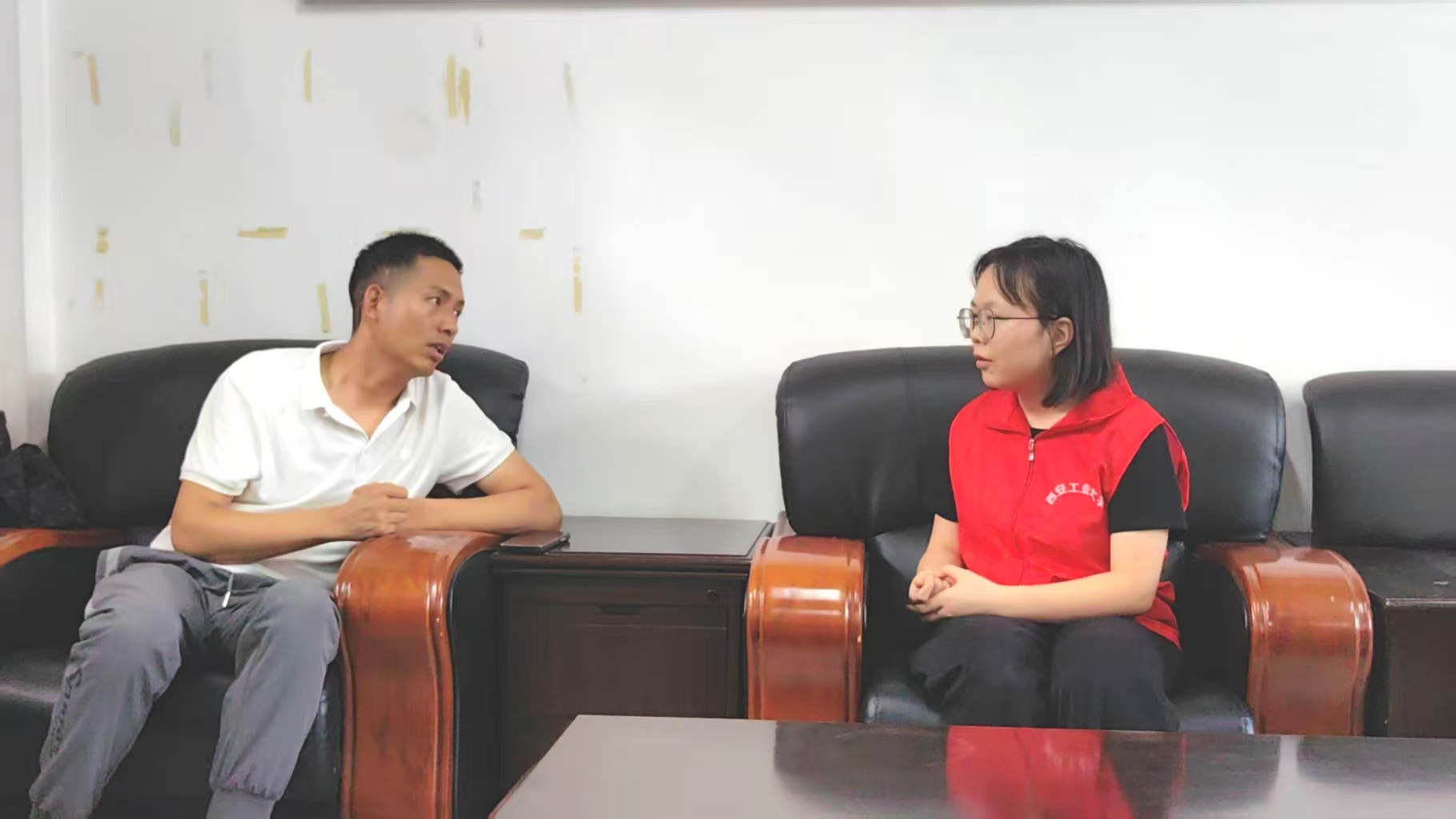 以清朗之音通四海，用普通話語興鄉(xiāng)村。