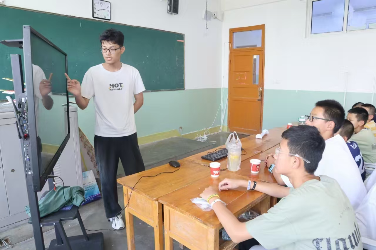 航模載夢升空  點亮科學童心
