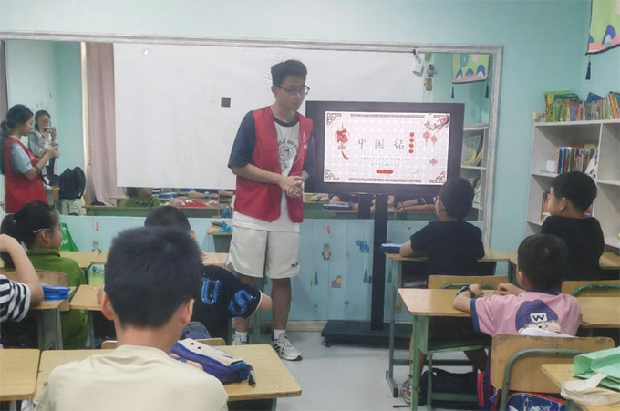 成都理工大學“三下鄉(xiāng)”：微光聚涼水，暖意伴童行
