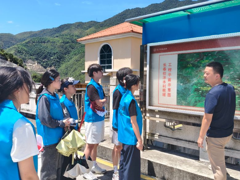 圖為工作人員向成員們?cè)敿?xì)介紹上存水庫