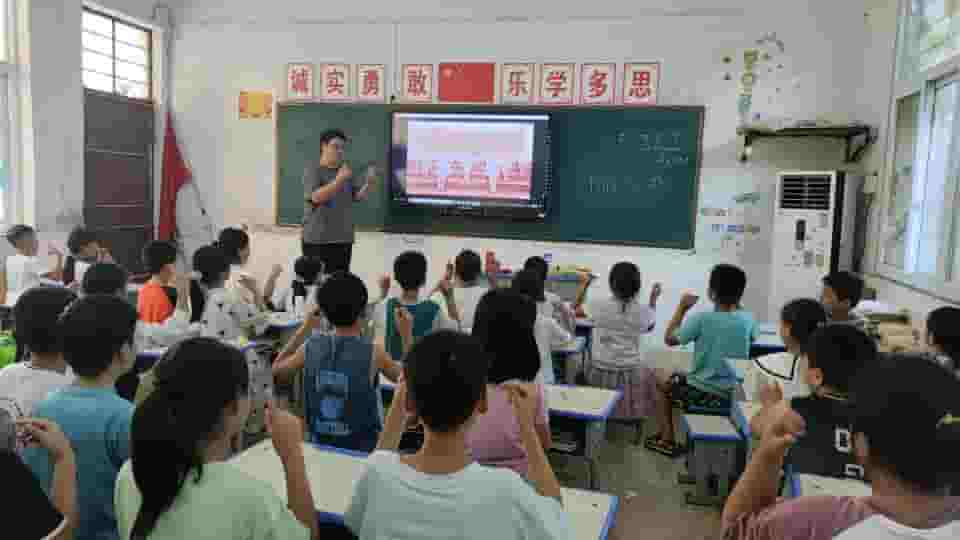龍舟競渡情滿豫，江海學子共筑夢