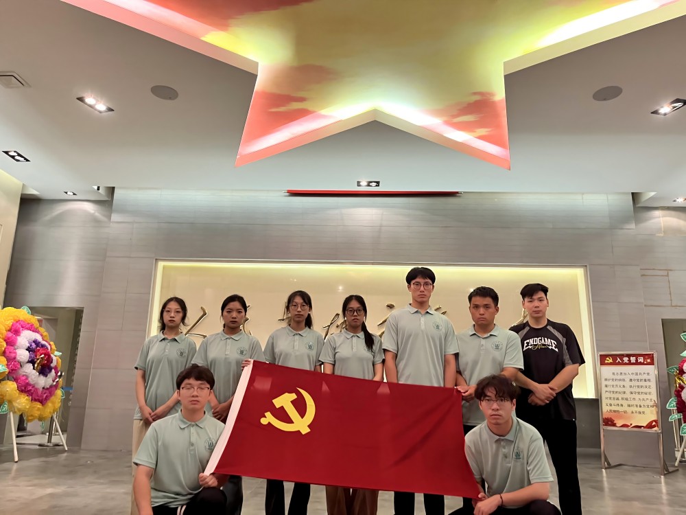 陵園靜謐思英烈，黨旗飄揚(yáng)續(xù)輝煌
