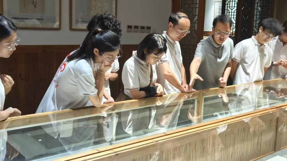江西科技師范大學“寶葫蘆”團隊三下鄉：訪華夏筆都 品非遺文化