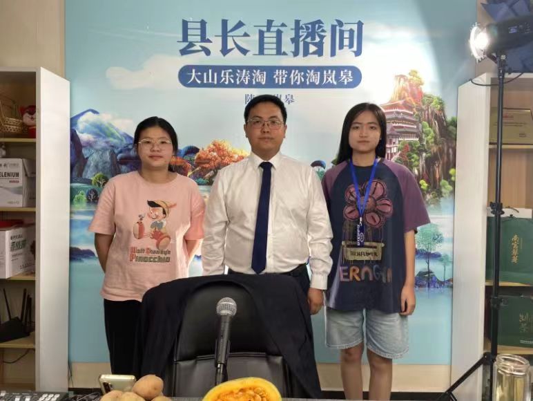 礦大“丹心”實踐團赴嵐皋就電商助農問題與楊樂縣長進行交流學習