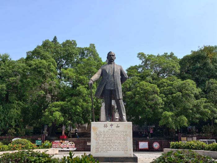 “一葉興鄉”實踐團赴梧州中山紀念堂探尋紅色印記