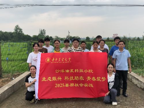 華中農(nóng)業(yè)大學研究生社會實踐團隊參觀油菜科技小院