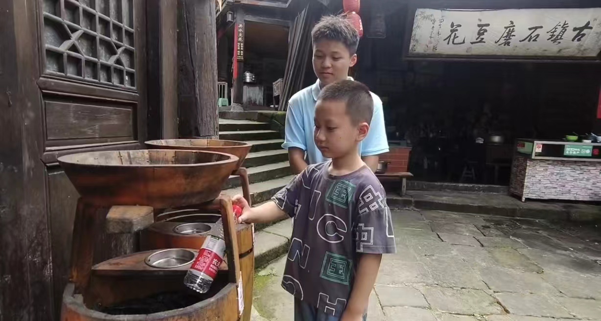 重慶外語外事學(xué)院學(xué)子“三下鄉(xiāng)”：踐行垃圾分類，從你我做起