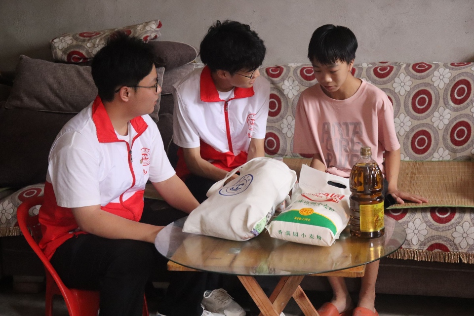 青春心連心，溫暖鄉村行——“燈塔”志愿隊溫暖留守兒童與貧困老人的心靈