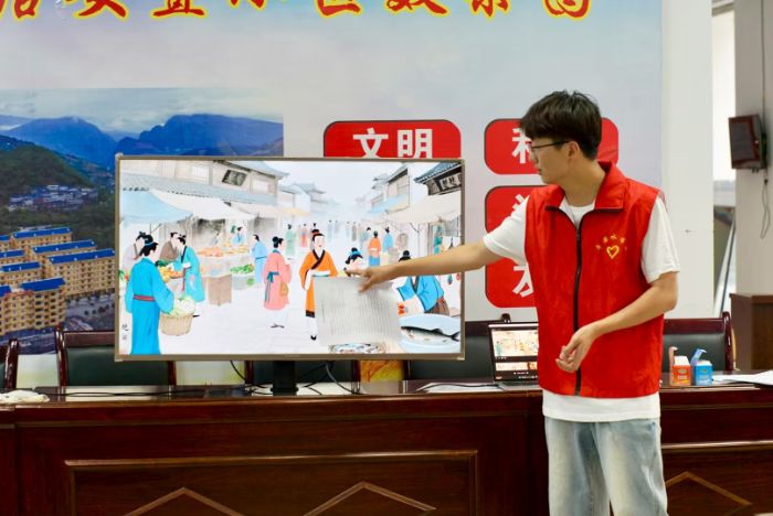 湖北民族大學埡上青苗美育筑夢隊通過文物帶小朋友們了解楚人的一天