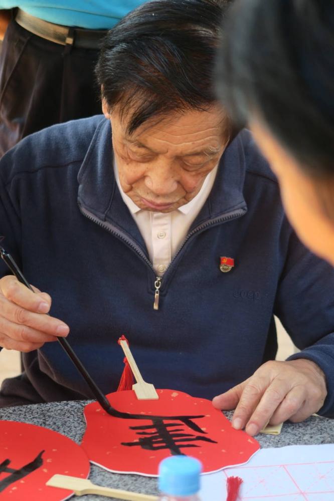 暖心服務，敬老花開 ——記文學院21級漢語言文學(教師教