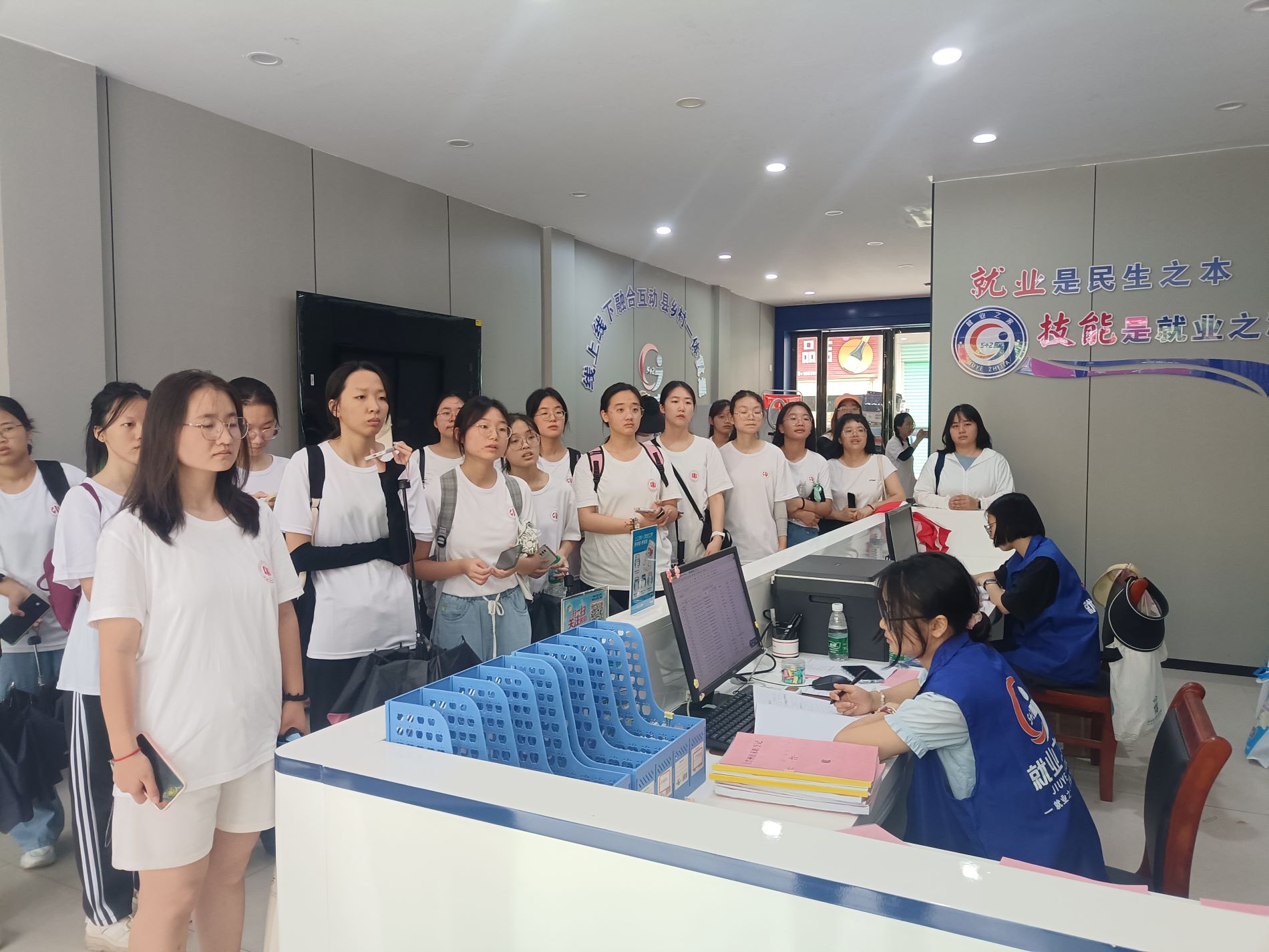 探索就業(yè)新徑，直播續(xù)寫(xiě)民生篇章