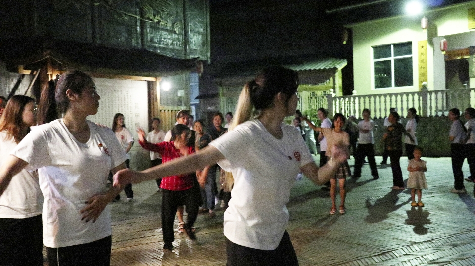 重慶師范大學生命科學學院“耕培啟潤”志愿服務團隊走進酉陽縣花田鄉何家巖村與村民共跳非遺擺手舞