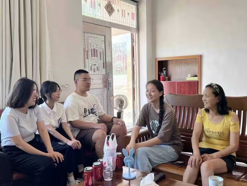 武漢鐵院“信之助”家訪溫情行：攜手精準扶持，共繪成長藍圖