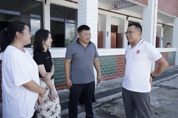 校領導深入社會實踐一線，慰問勉勵志愿服務隊