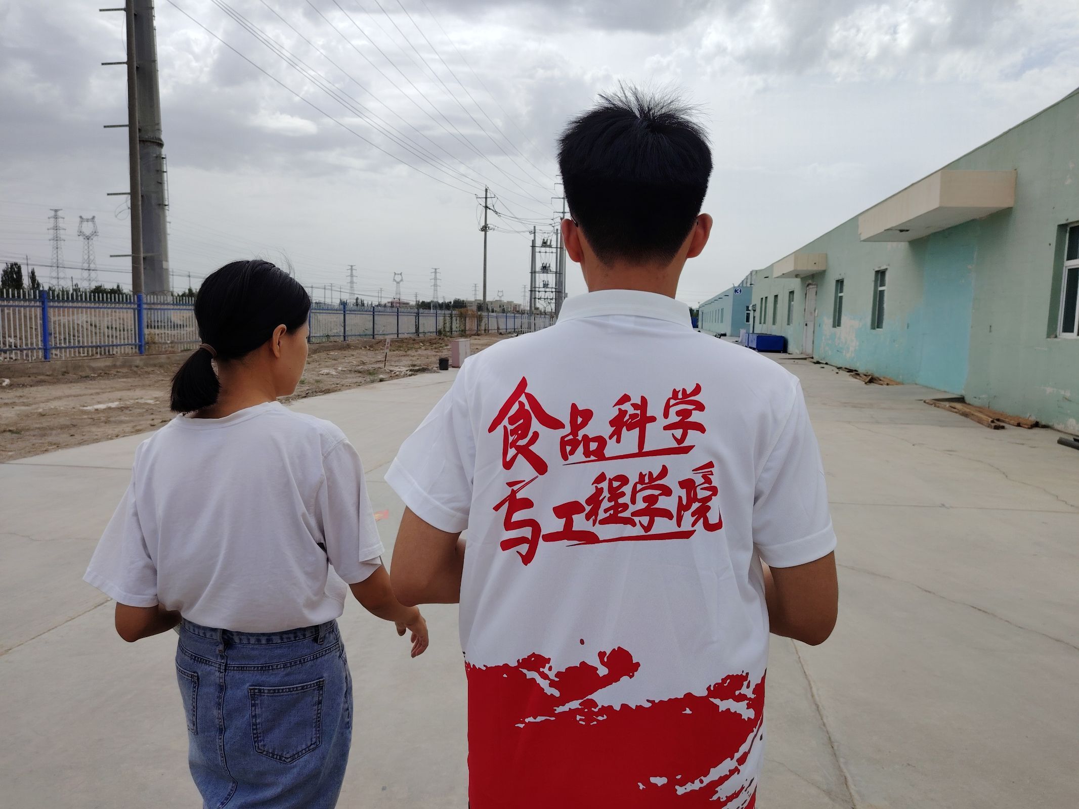 “食?踐”逐夢行丨“繡韻新疆，刺繡織夢調(diào)查團”開展“進企業(yè) 近職場”大學生深入企業(yè)參觀、調(diào)研體驗活動