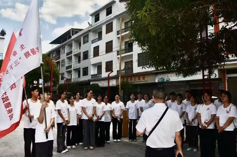 賡續紅色血脈·砥礪青春擔當 ——重師生科學子‘三下鄉’走進酉陽南腰界革命老區"