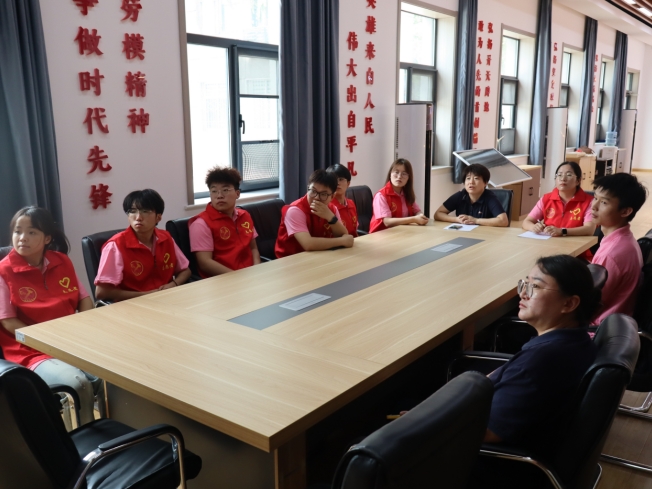陜西工業(yè)職業(yè)技術(shù)大學(xué)勞模實(shí)踐團(tuán)赴西安機(jī)場(chǎng)動(dòng)力保障部勞模馬潔俠工作室參觀(guān)學(xué)習(xí)