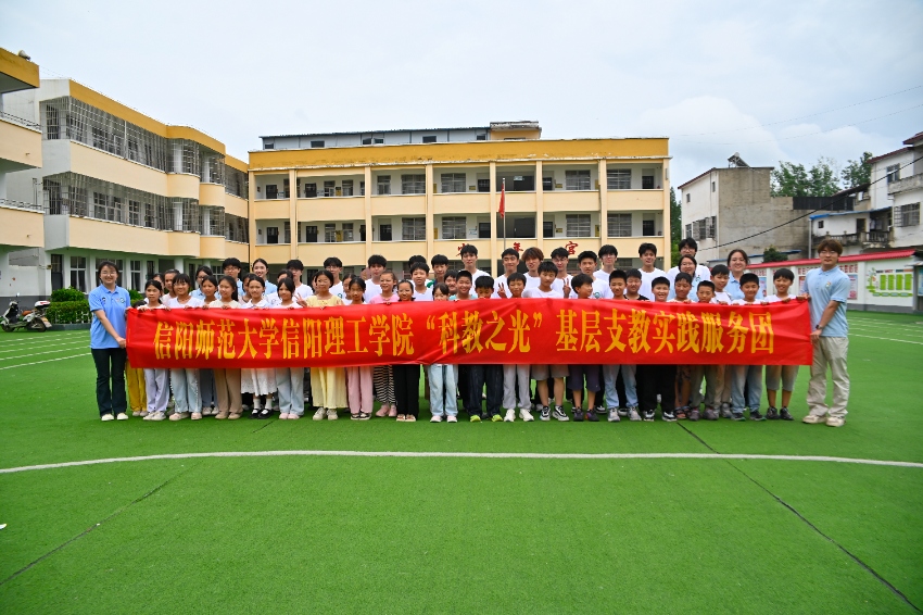 服務(wù)團(tuán)合照