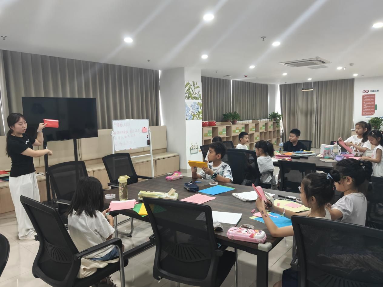 創意飛揚，指尖生花——“青仔公益暑托服務點”開展剪紙手工特色課程
