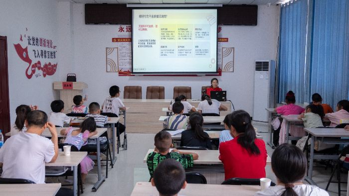 塔里木大學胡楊學子實踐行：禁毒防艾宣講，筑牢社區(qū)安全防線