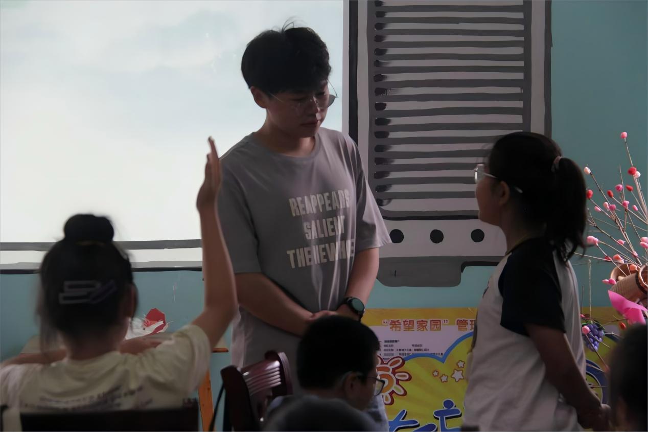 攜手共進，語文潤心 ——武漢紡織大學外經貿學院學子“三下鄉”開展趣味語文課程