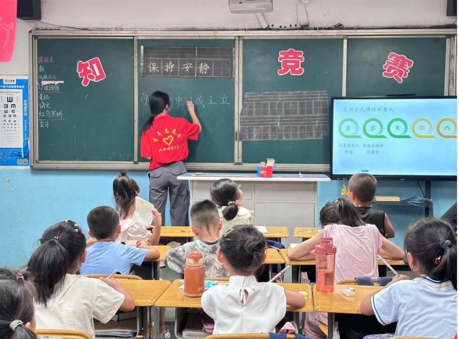 山西師大學(xué)子三下鄉(xiāng)|紅色宣講燃童心，愛國情懷深根植