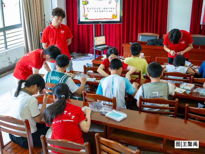  藍色科學之旅綻放童趣 “砼筑華彩，鄉伴成長”團隊伴福利院兒童探秘奇妙世界