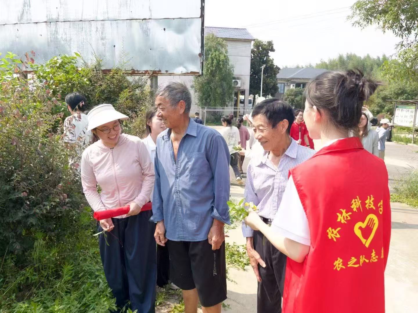 田園采集植物 “拓” 出鄉野童趣 湖南應用技術學院 “農之隊” 三下鄉開展植物拓