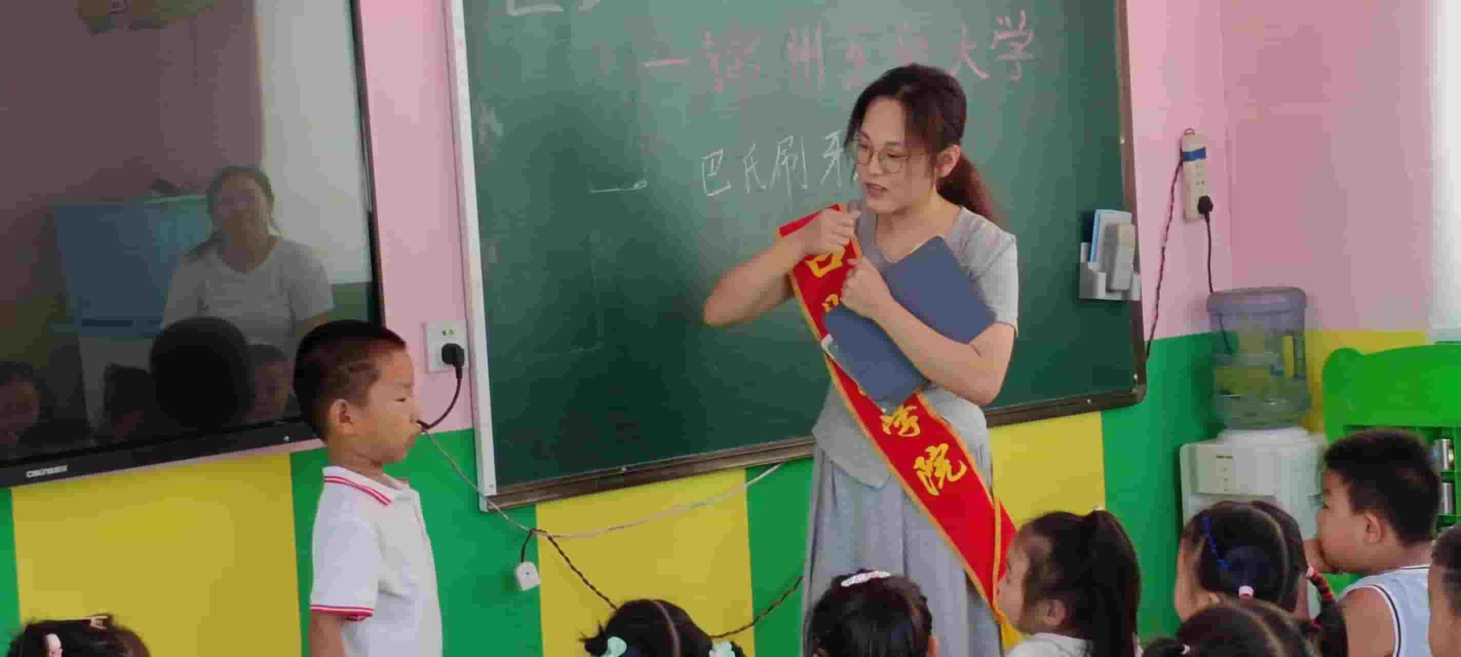 錦醫(yī)學(xué)子三下鄉(xiāng)：健康牙齒，快樂成長(zhǎng)