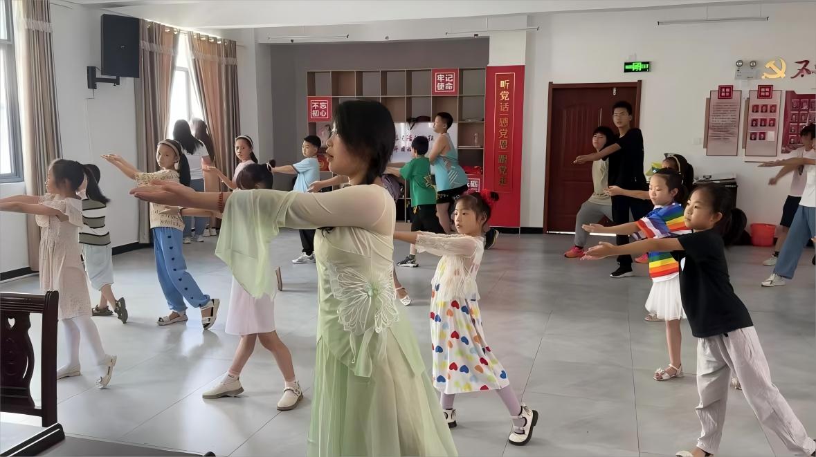 梨園雅韻，戲夢飛揚 ——武紡外經貿學子“三下鄉”開展戲曲舞蹈進課堂活動
