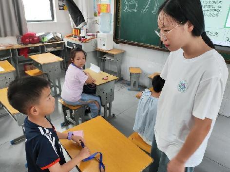 “探索名人足跡，啟迪智慧之光”武昌理工學院云夢書韻志愿服務隊開展“閱名人故事”主題特色課程