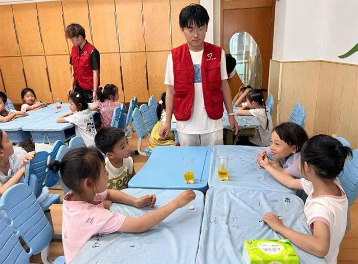 煙臺大學“啄木鳥”社區(qū)實踐隊赴煙臺市青少年宮開展小牛頓實驗活動