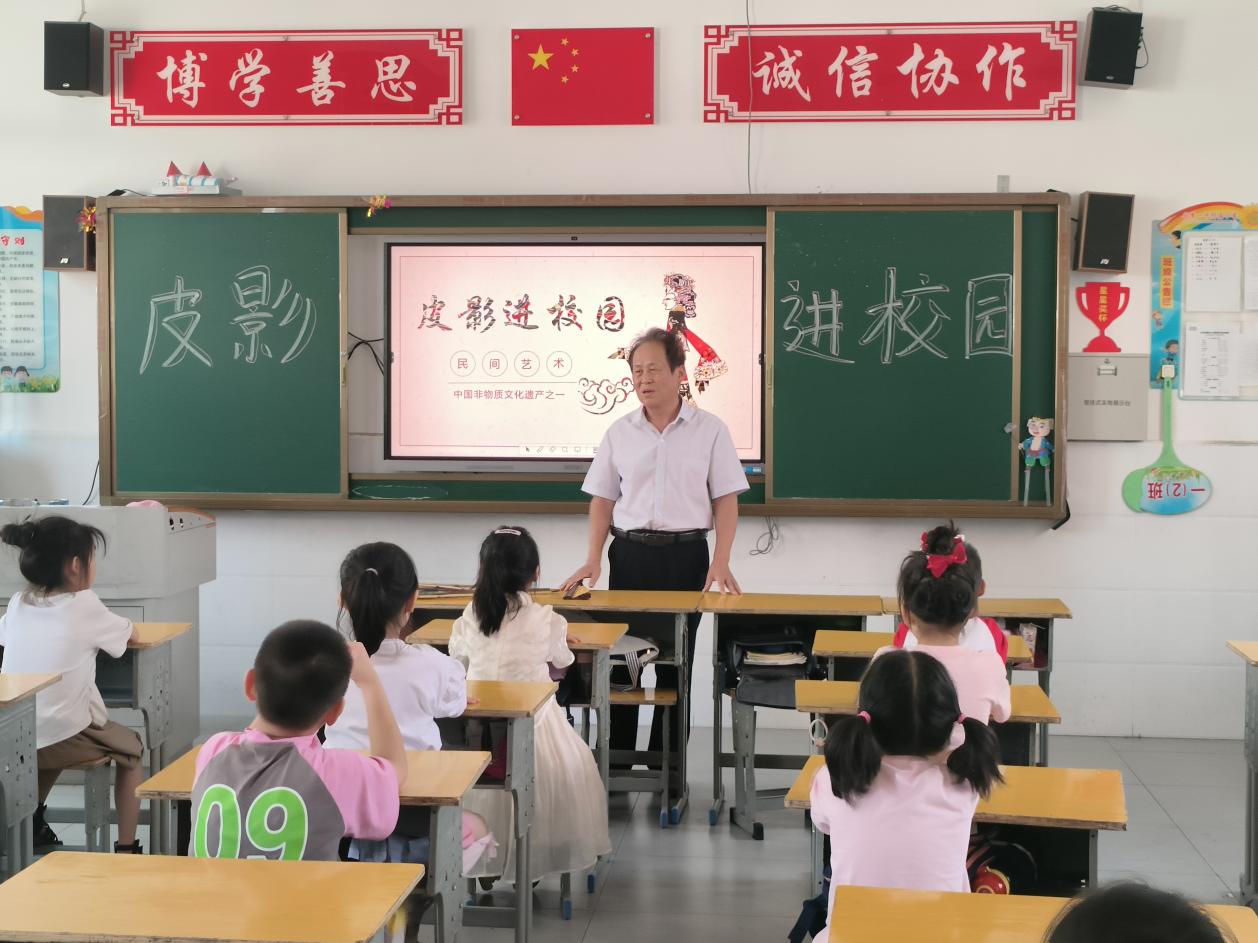 非遺進(jìn)校園：皮影點(diǎn)亮鄉(xiāng)村夢想——武昌理工學(xué)院云夢書韻志愿服務(wù)隊(duì)邀請非遺大師秦禮剛傳授非遺皮影戲魅力