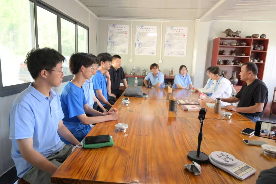 匠心守藝 青春傳薪 ——安徽理工大學“蓼花知行”志愿隊探訪非遺紫砂宣紙之美