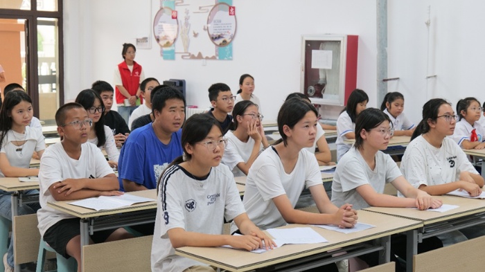 胡楊學子實踐行：“‘艾’不沉默，禁毒有聲”教育宣講調研團前往可克達拉市錦安社區(qū)開展“禁毒我先行，防艾在心中”主題宣講活動