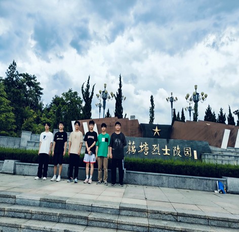 機電學院： “緬懷革命先烈，傳承紅色基因’‘小分隊 赴定遠縣藕塘鎮(zhèn)烈士陵園開展暑期社會實踐