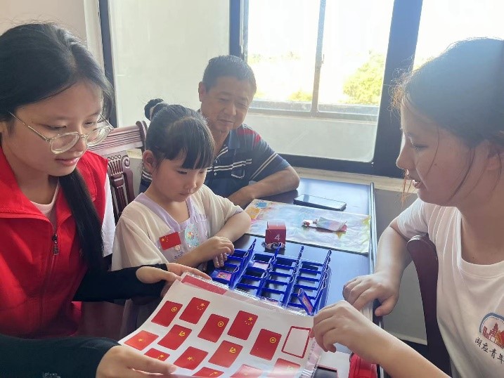 敬閃閃五星紅旗，表拳拳愛國情義 ——“三下鄉”愛國旗教育篇