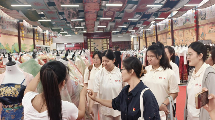 推廣普通話，賦能產(chǎn)業(yè)興——人文與新聞傳播學(xué)院暑期“三下鄉(xiāng)”社會實踐團隊助力曹縣