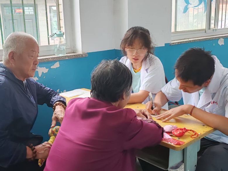 定格幸福瞬間 守護桑榆健康  ——山西中醫藥大學“青助健康”實踐隊赴古交市營立村開展愛心服務