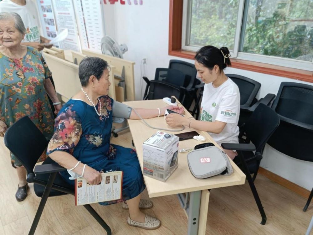 公衛(wèi)學(xué)子三下鄉(xiāng)：關(guān)愛老齡預(yù)防慢病，健康中國營養(yǎng)先行
