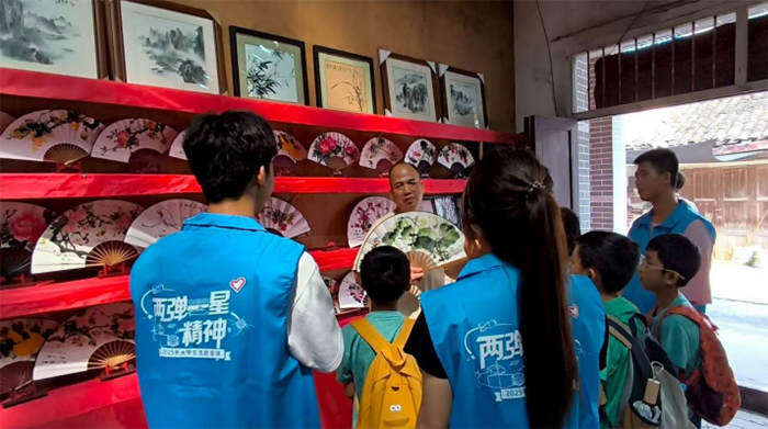 桂林航空工業(yè)學(xué)院實(shí)踐隊(duì)探訪陽(yáng)朔莫氏扇藝坊 賦能非遺畫扇傳承