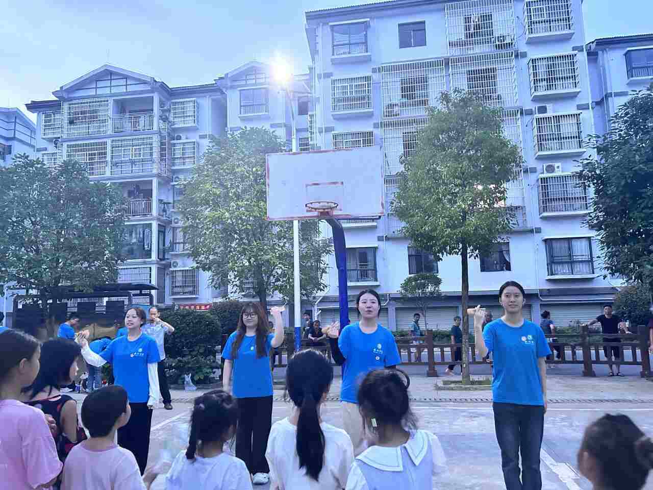 宣傳“零距離”，法學與公共管理學院龍升社區宣傳活動