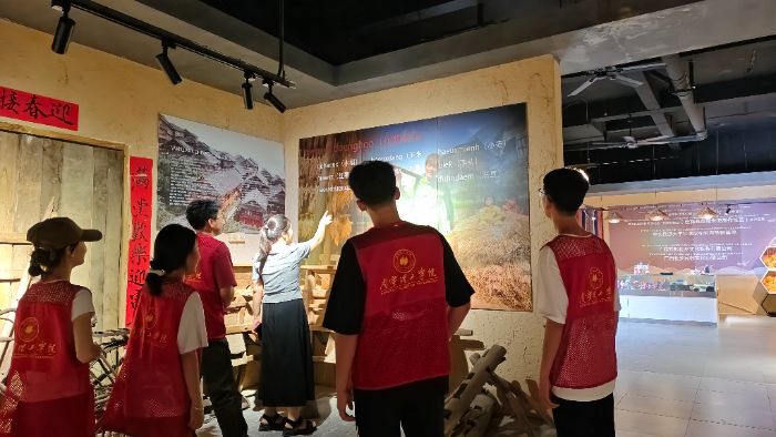 南理微光·青春賦能壯錦傳承/“薪火燎原”實踐隊赴雙橋保護五彩壯鄉非遺文化，彰顯中華文明