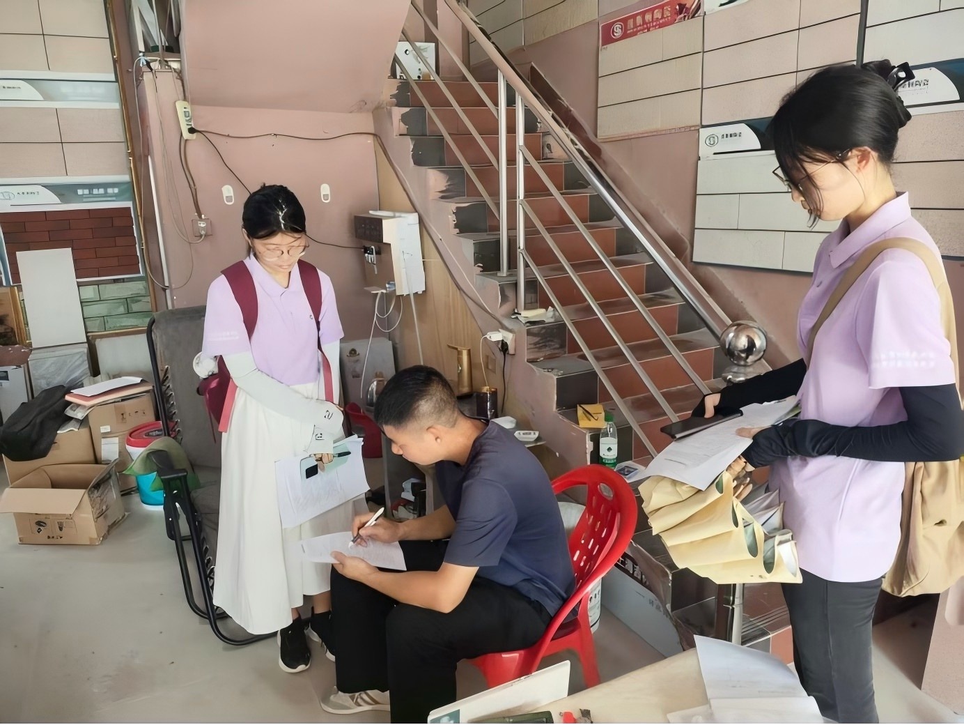 走訪宣傳講政策，張貼海報為村民