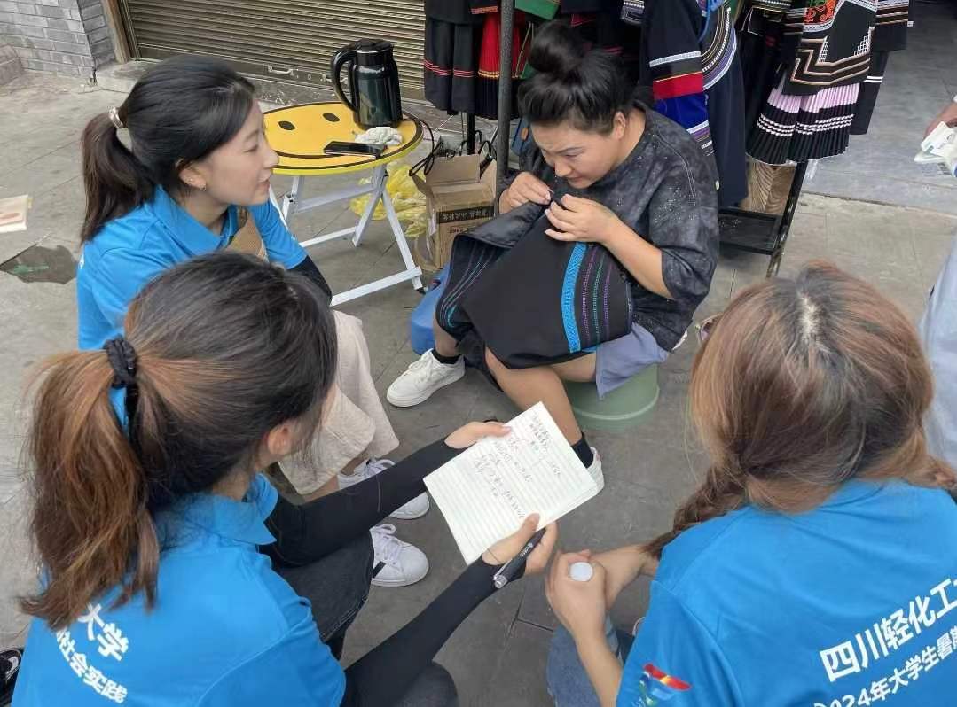 川輕化學子三下鄉：著彝族服飾，悟民族風情