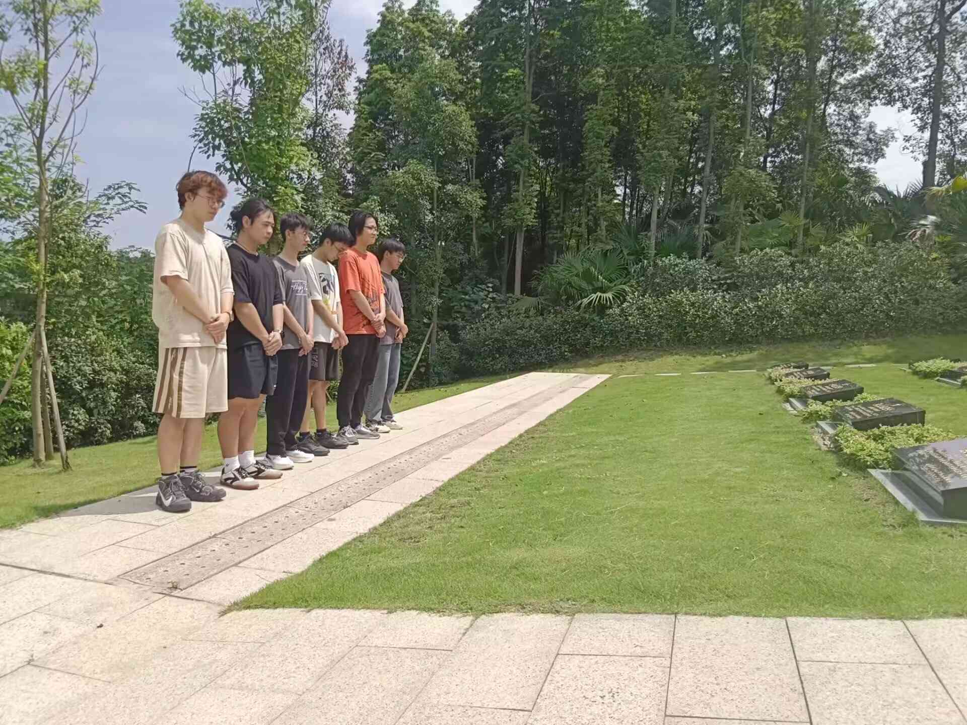 銘記革命烈士，弘揚(yáng)愛(ài)國(guó)精神——電氣信息學(xué)院赴青白江區(qū)英烈紀(jì)念園開(kāi)展三下鄉(xiāng)實(shí)踐活動(dòng)