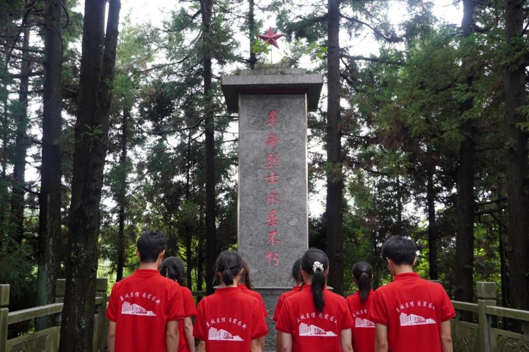 瞻仰革命英烈 傳承紅色基因