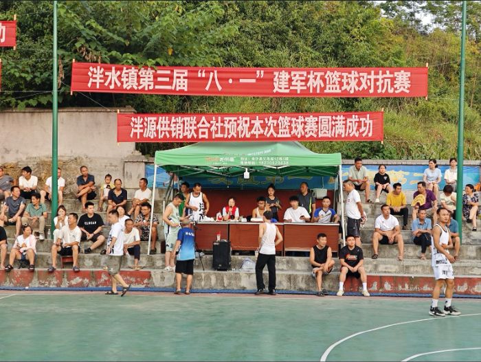 中場休息變“課堂”，貴大學子送 “錦囊” ---遵義泮水鎮廣場上演別樣防詐宣傳