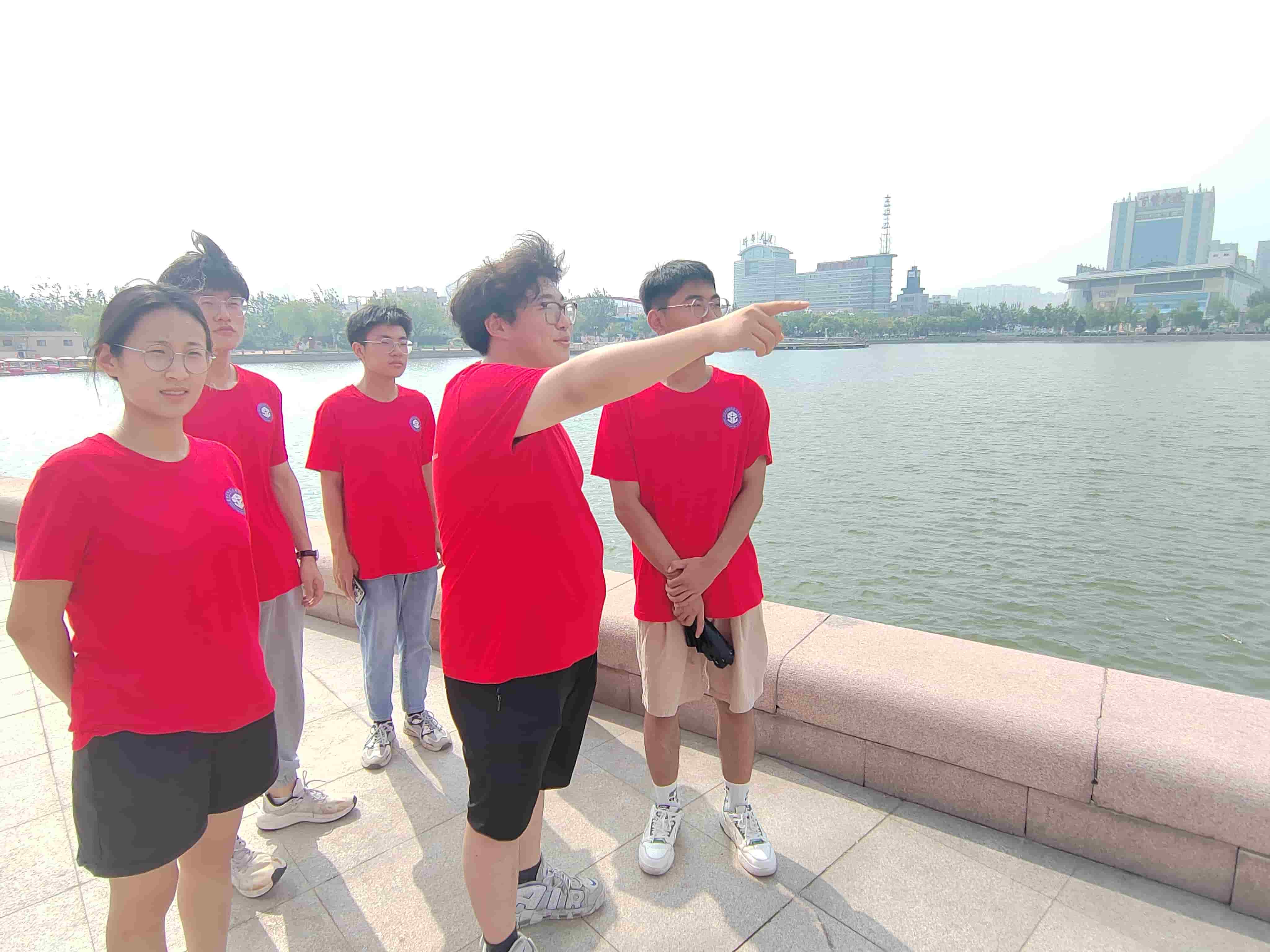 “青襟數(shù)維·共護黃河”實踐團赴德州明月湖景區(qū)調(diào)研黃河流域水系水文情況