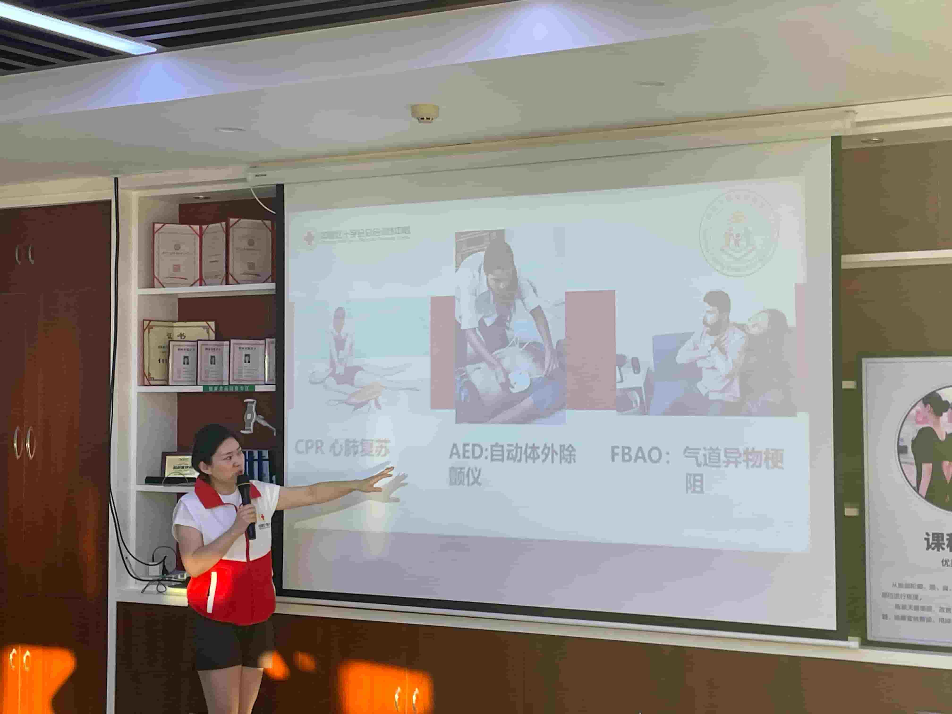 錦醫(yī)學(xué)子三下鄉(xiāng)：急救在身邊，安全伴我行